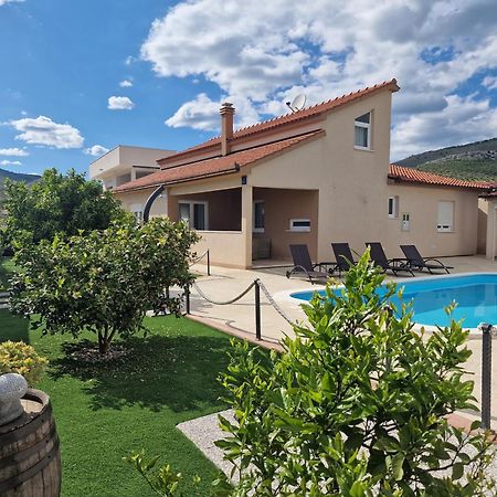 Beautiful Holiday Home "Villa Luka" Kaštel Štafilić Eksteriør billede