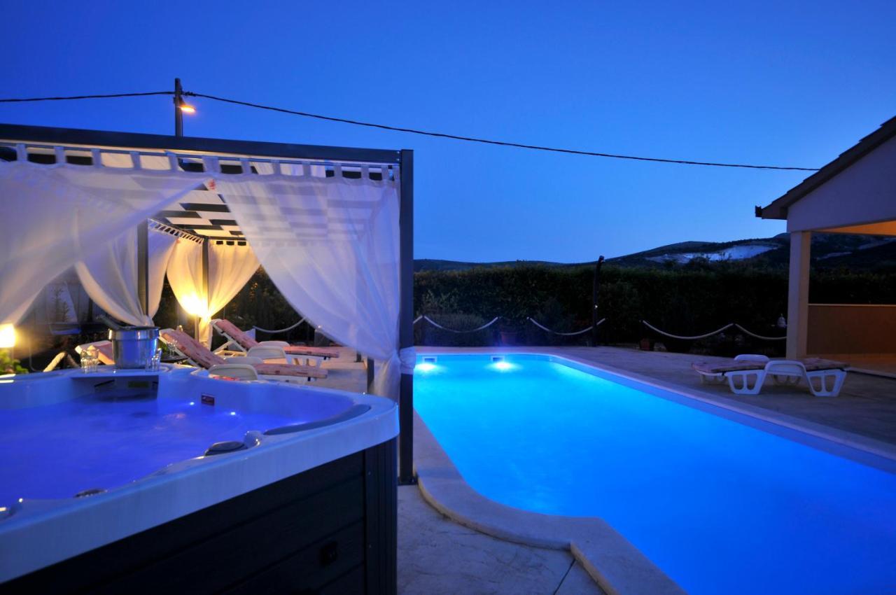 Beautiful Holiday Home "Villa Luka" Kaštel Štafilić Eksteriør billede