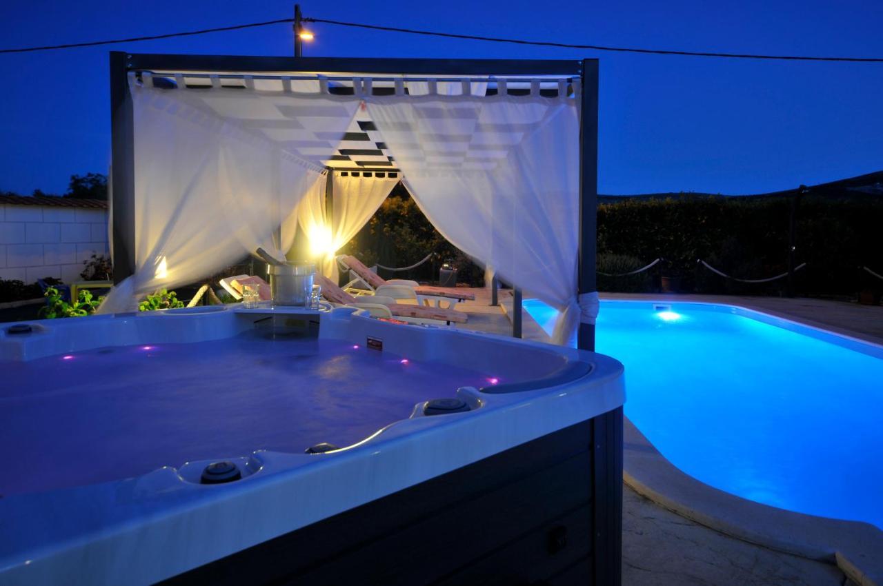 Beautiful Holiday Home "Villa Luka" Kaštel Štafilić Eksteriør billede