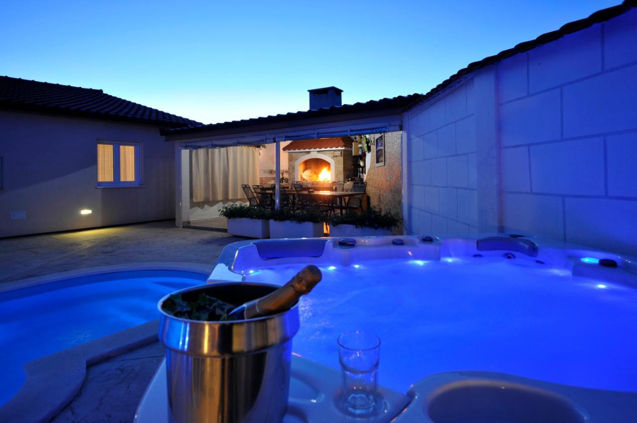 Beautiful Holiday Home "Villa Luka" Kaštel Štafilić Eksteriør billede