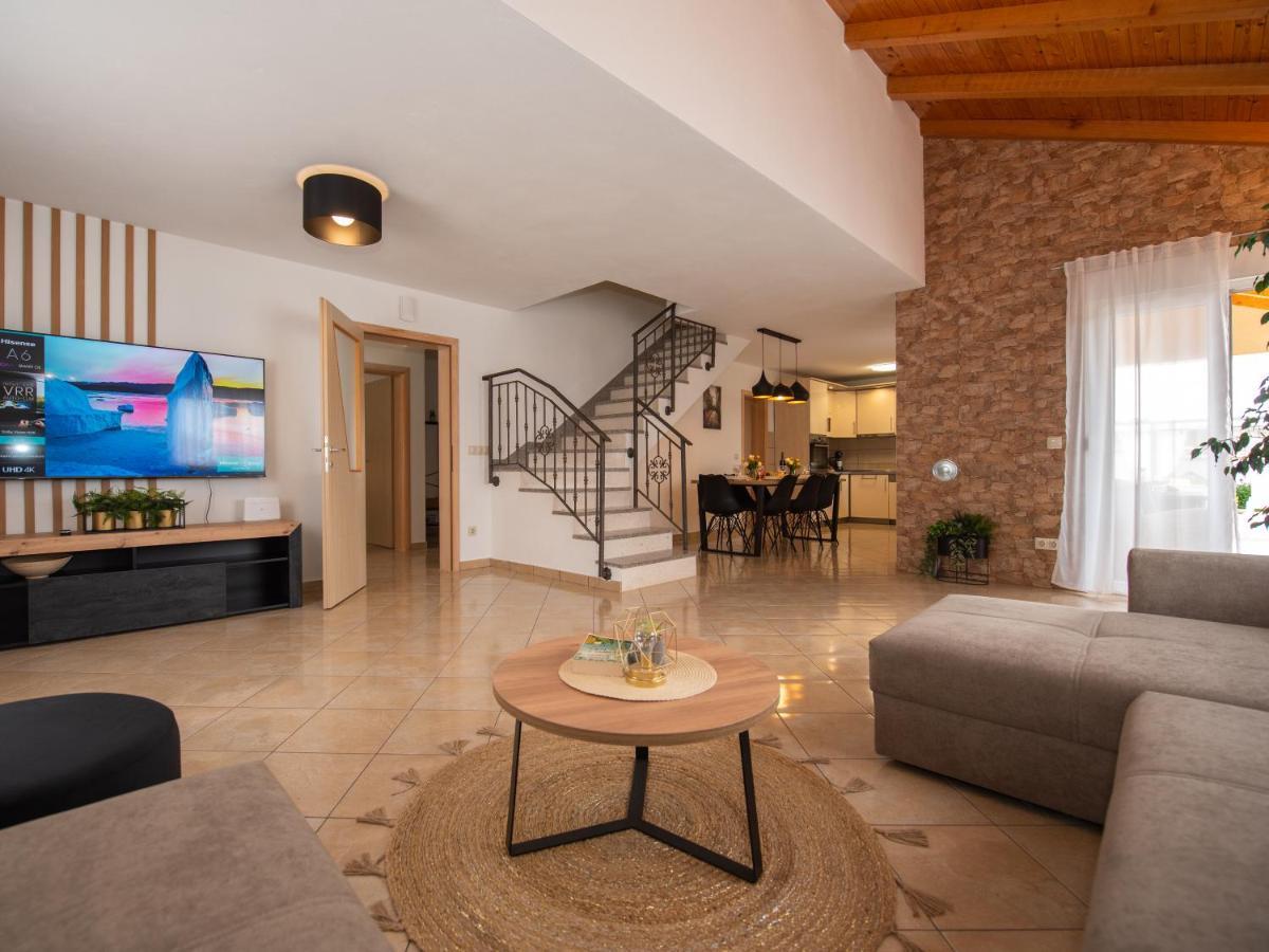 Beautiful Holiday Home "Villa Luka" Kaštel Štafilić Eksteriør billede
