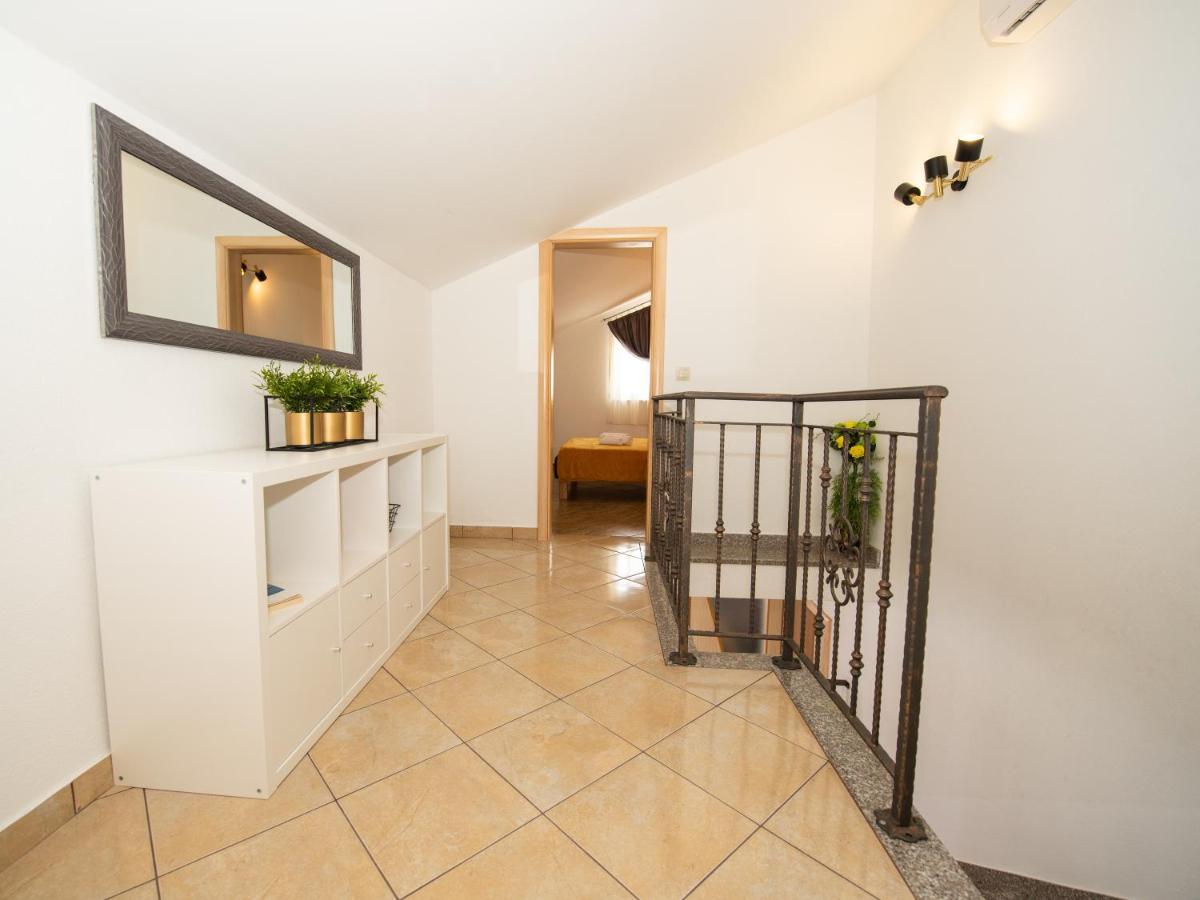 Beautiful Holiday Home "Villa Luka" Kaštel Štafilić Eksteriør billede