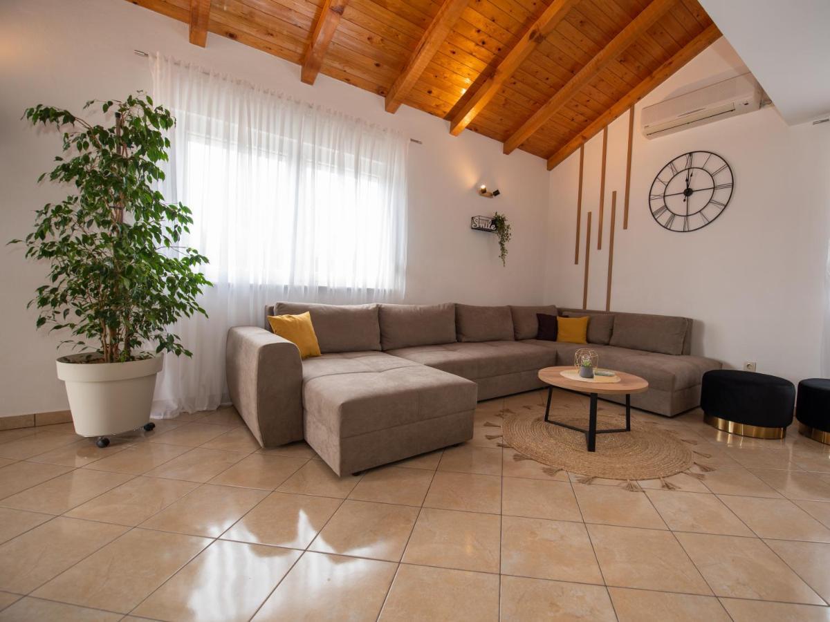 Beautiful Holiday Home "Villa Luka" Kaštel Štafilić Eksteriør billede
