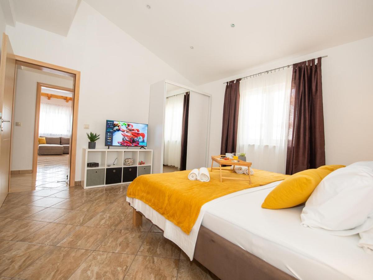 Beautiful Holiday Home "Villa Luka" Kaštel Štafilić Eksteriør billede