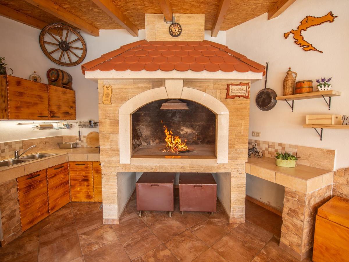 Beautiful Holiday Home "Villa Luka" Kaštel Štafilić Eksteriør billede