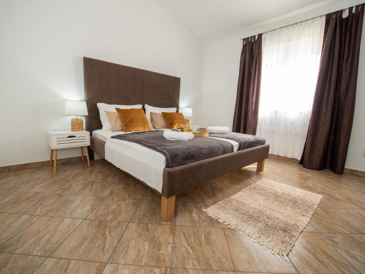 Beautiful Holiday Home "Villa Luka" Kaštel Štafilić Eksteriør billede