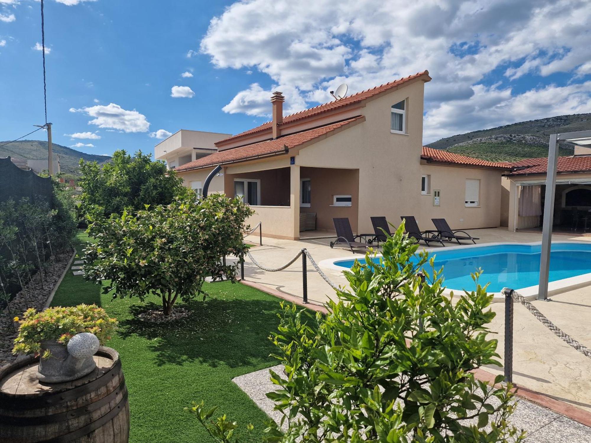 Beautiful Holiday Home "Villa Luka" Kaštel Štafilić Eksteriør billede